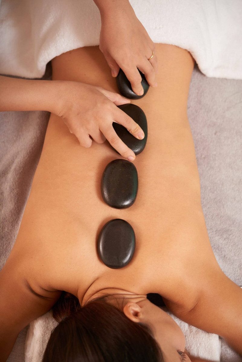 masaje con piedras calientes en  moontaña-roja-playa blanca